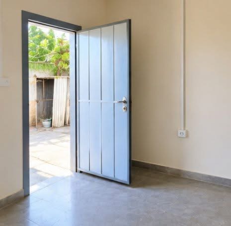 Arrenda-se quarto e sala casa de banho externa. Para estudantes