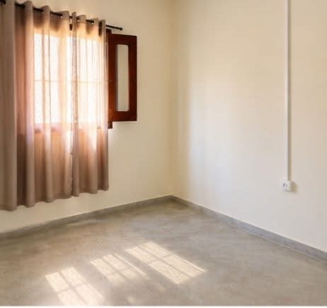 Arrenda-se quarto e sala casa de banho externa. Para estudantes