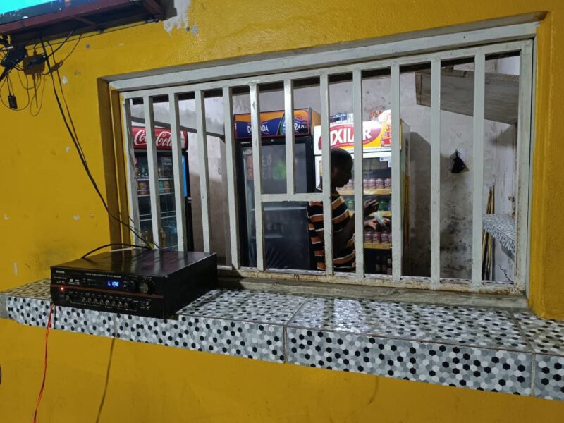 aluga se esse estabelecimento comercial,