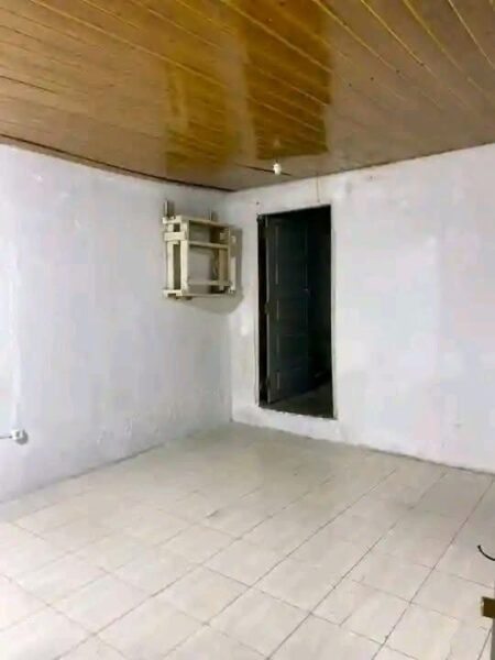 Arrenda-se esta flet, nampula cidade muhala expansão-a redores do 4caminho.