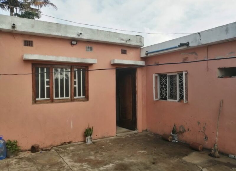 Arrenda-se Casa T2 no Bairro de Laulane Paragem fundane Quintal de Duas Casas