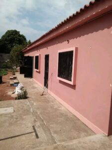 Arrenda-se boa casa tipo1 placa na Matola 700 próximo a estrada ☎️CALL/WHATSAPP : 💰: 12mil negociavel ... sala, quarto, 2 w.c e cozinha. camera de segurança, quintal organizado e vedado. 📍localizada na matola 700 paragem foto(BCI).